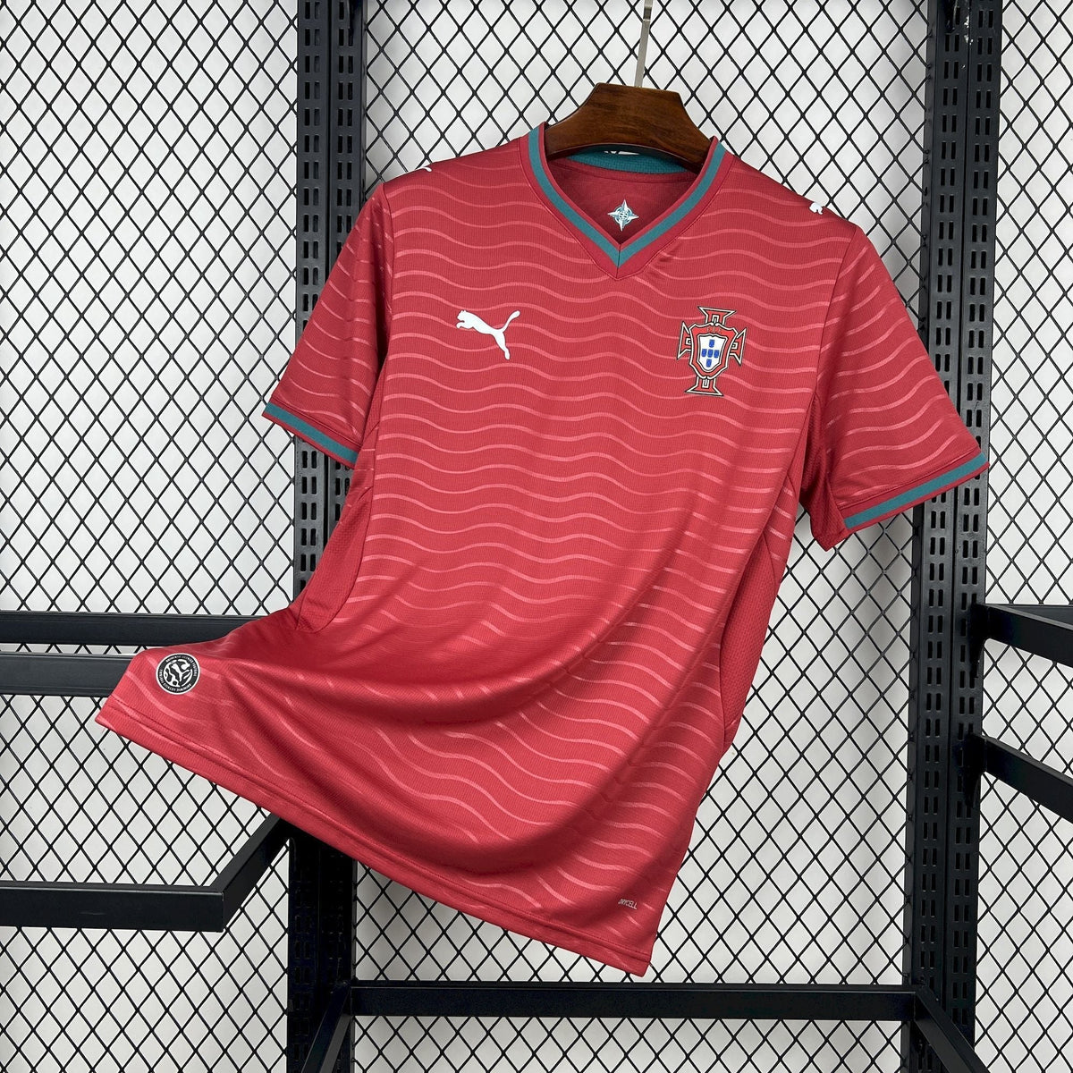 Maillot domicile rouge du Portugal 2025/26, illustration de l'actualité Cristiano Ronaldo Portugal