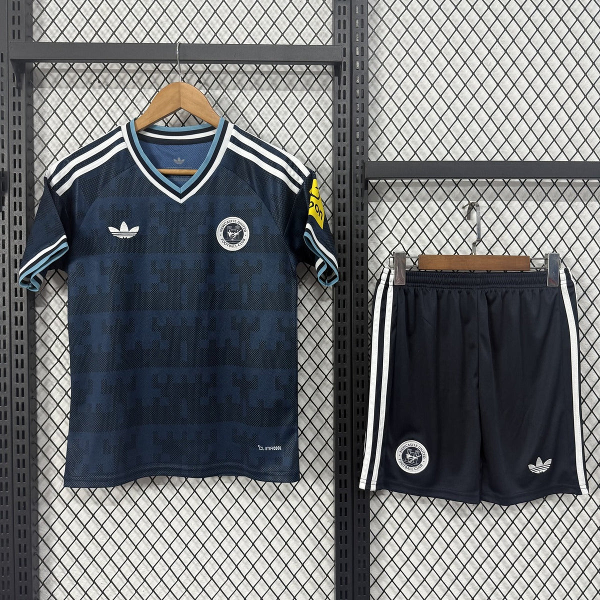 Ensemble enfant Newcastle extérieur 2026/27 – vue 3